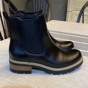 Universal Thread black Chelsea boots size 7